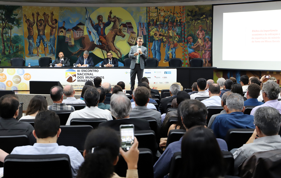 Analista Gustavo Vidigal em palestra no III Encontro Nacional dos Municípios Mineradores – foto: Thiago Rios Gomes